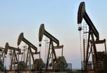 Oil Prices Edge Higher as Iran Tempers Hopes for Swift Strait of Hormuz Reopening