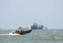 Iran, Oman discuss temporary Hormuz corridor as US impasse drags on